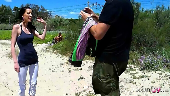 Die Erste Anale Erfahrung Der Schlanken Teenagerin Tania Mit Einem Älteren Mann An Einem Öffentlichen Strand