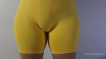 Aproveite O Shorts Deslumbrante Cortado Como Um Besouro Na Bunda Grande De Uma Bela Mulher Em Um Vídeo Softcore