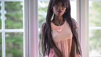 Mainan Seks Ebony Mendapatkan Blowjob Yang Berantakan Dan Creampie Anal