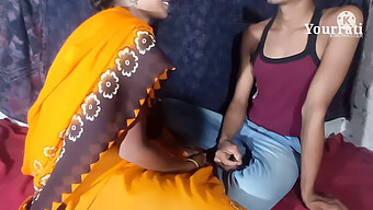 Une Femme De Ménage Indienne S'Engage Dans Une Activité Sexuelle Avec Son Employeur Pour Éviter Toute Action Disciplinaire. Audio Explicite En Hindi