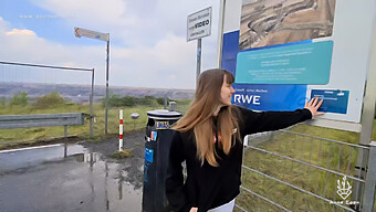 Pov-Blick Auf Eine Gewagte Öffentliche Begegnung Mit Einer Brünetten