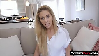 Blonde Milf Cherie Deville Underkaster Seg Utpressing Og Har Sex Med Stesønnen Sin